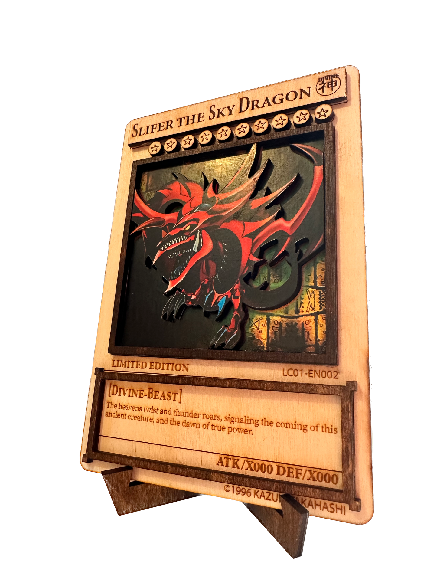 Ξύλινη προσομοίωση κάρτας Yu-Gi-Oh του Slifer με βάση.