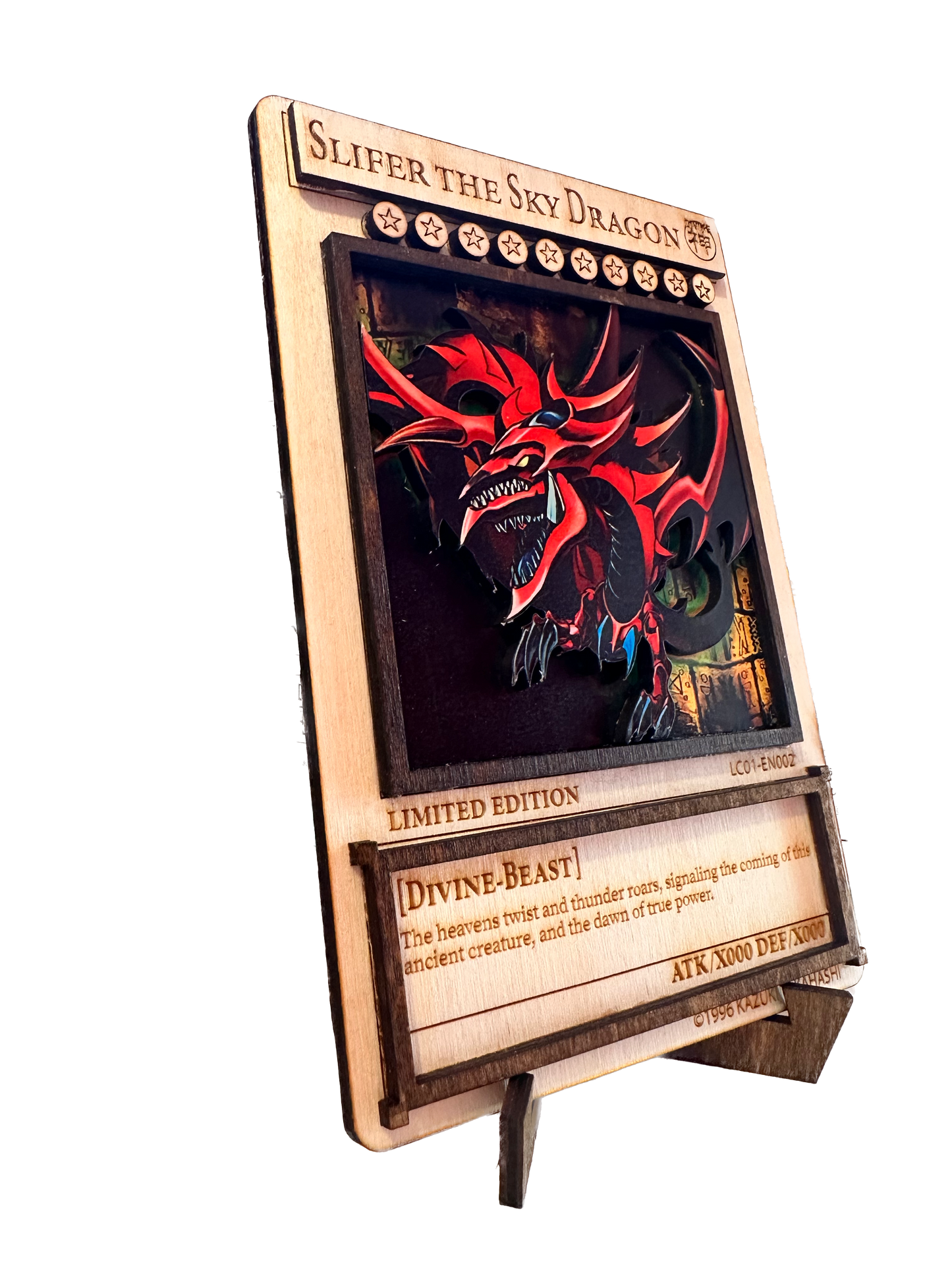 Ξύλινη προσομοίωση κάρτας Yu-Gi-Oh του Slifer με βάση.