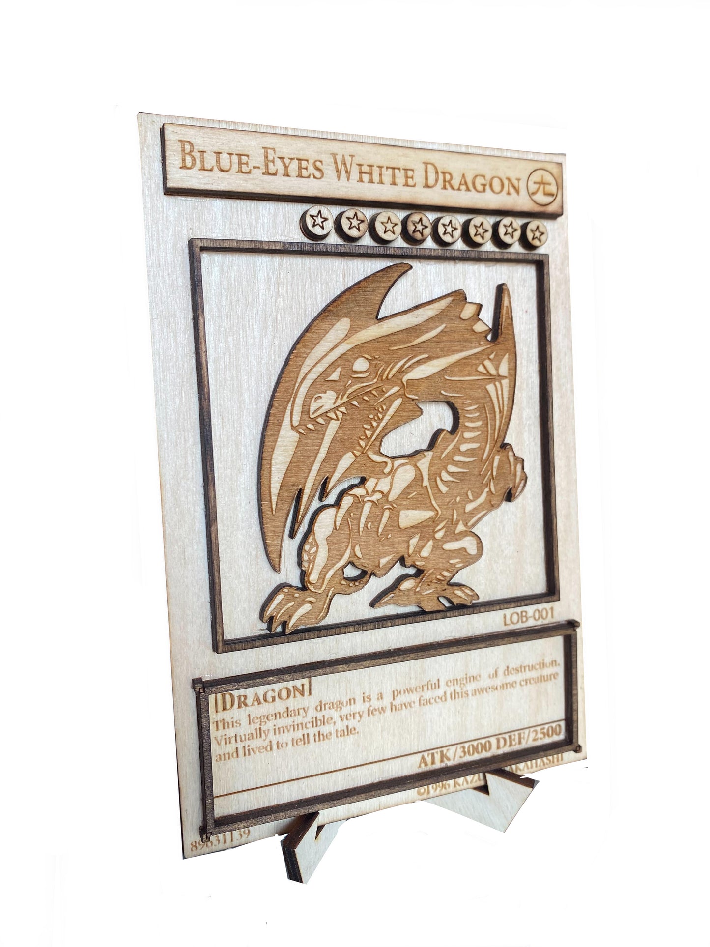Ξύλινη προσομοίωση κάρτας Yu-Gi-Oh του Άσπρου Δράκου με τα Μπλε μάτια με βάση.