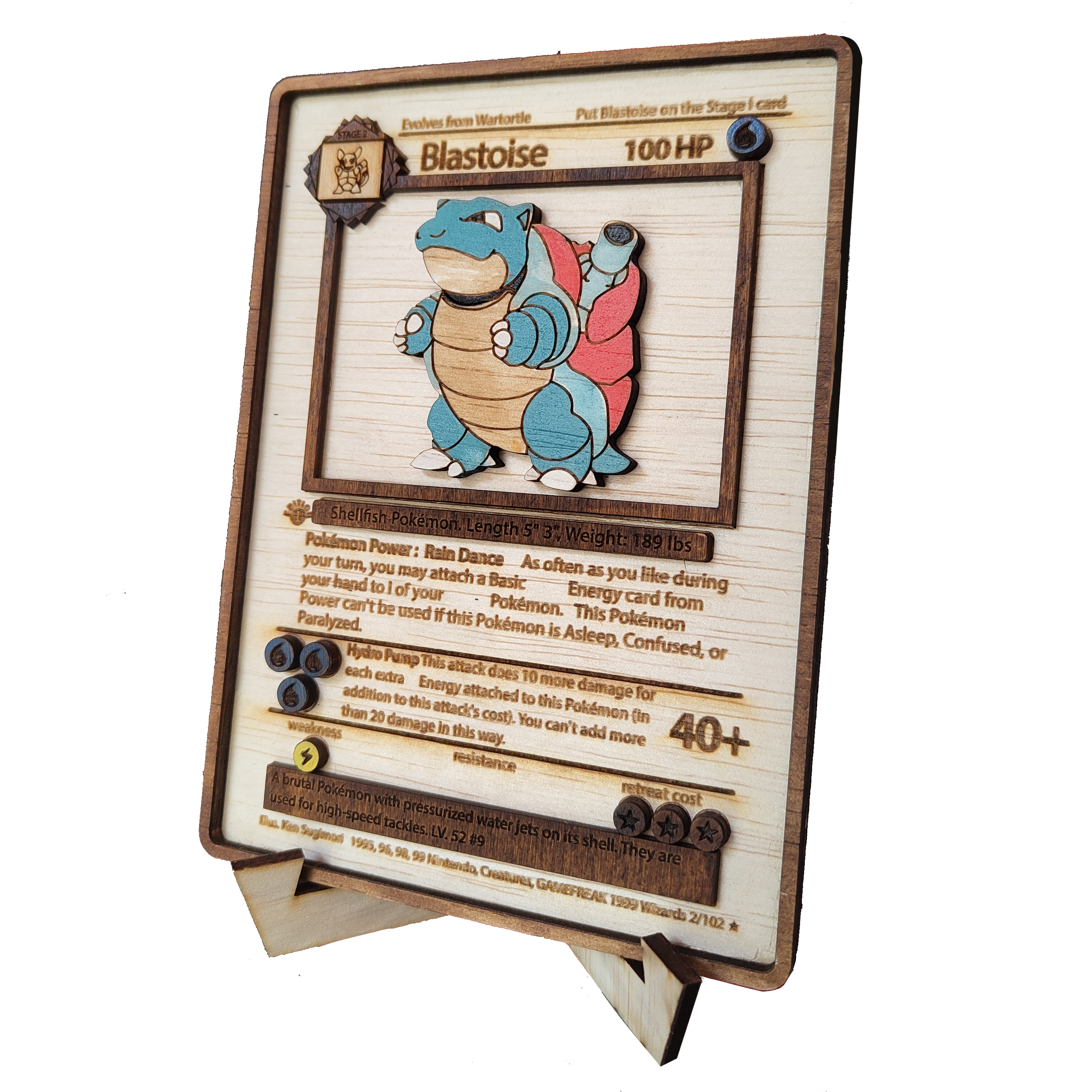 Ξύλινη ζωγραφισμένη προσομοίωση κάρτας Blastoise από το παιχνίδι καρτών Pokemon με βάση.