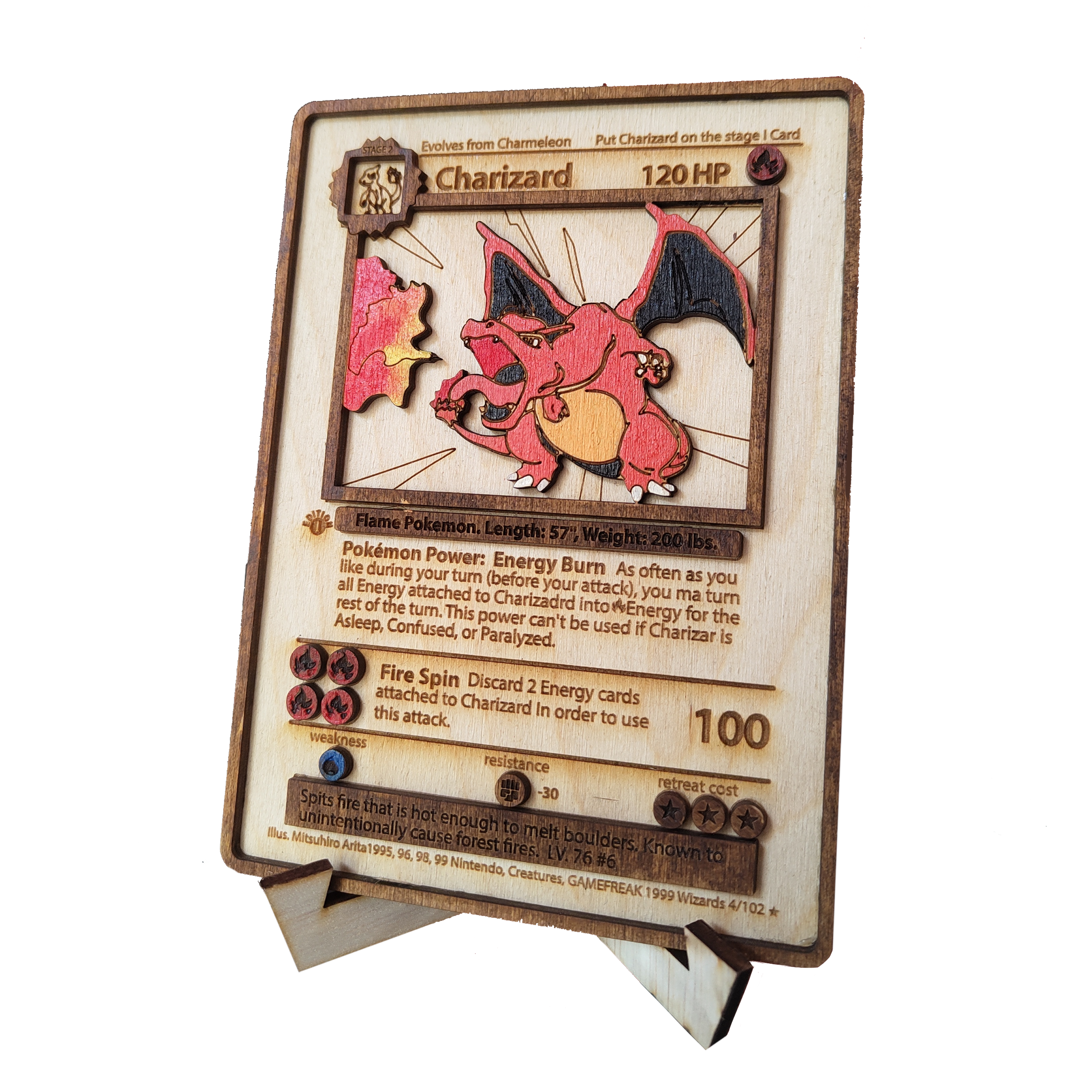 Ξύλινη ζωγραφισμένη προσομοίωση κάρτας Charizard από το παιχνίδι καρτών Pokemon με βάση.