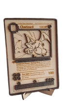 Ξύλινη προσομοίωση κάρτας Charizard από το παιχνίδι καρτών Pokemon με βάση.