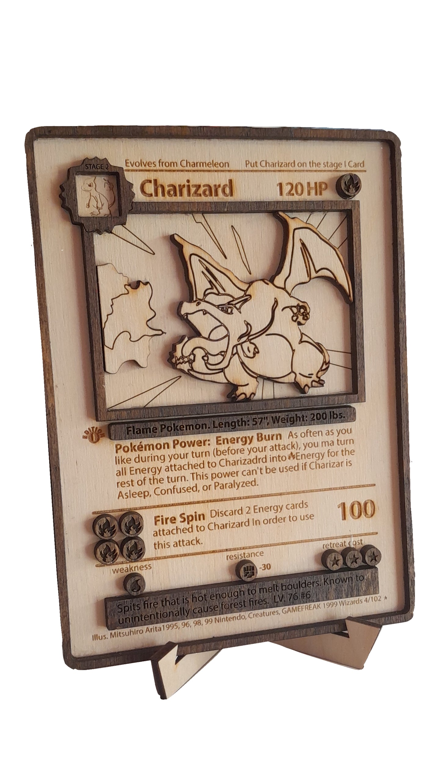 Ξύλινη προσομοίωση κάρτας Charizard από το παιχνίδι καρτών Pokemon με βάση.